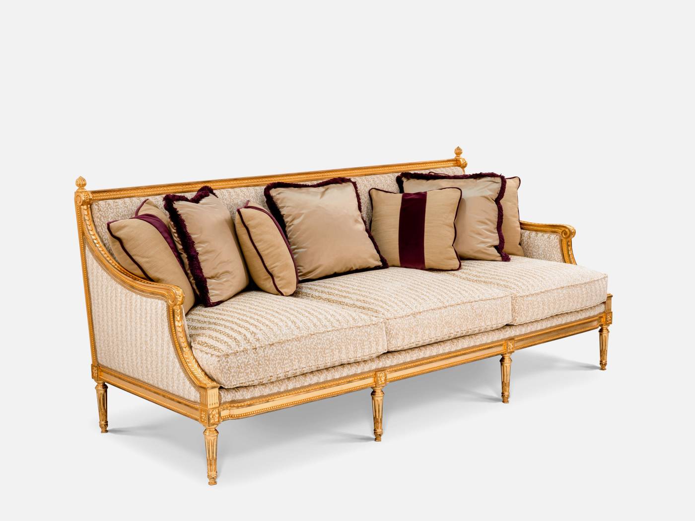 ART. 2304 – Discover the elegance of luxury classic Sofas made in Italy by C.G. Capelletti. Luxury classic furniture that combines style and craftsmanship.