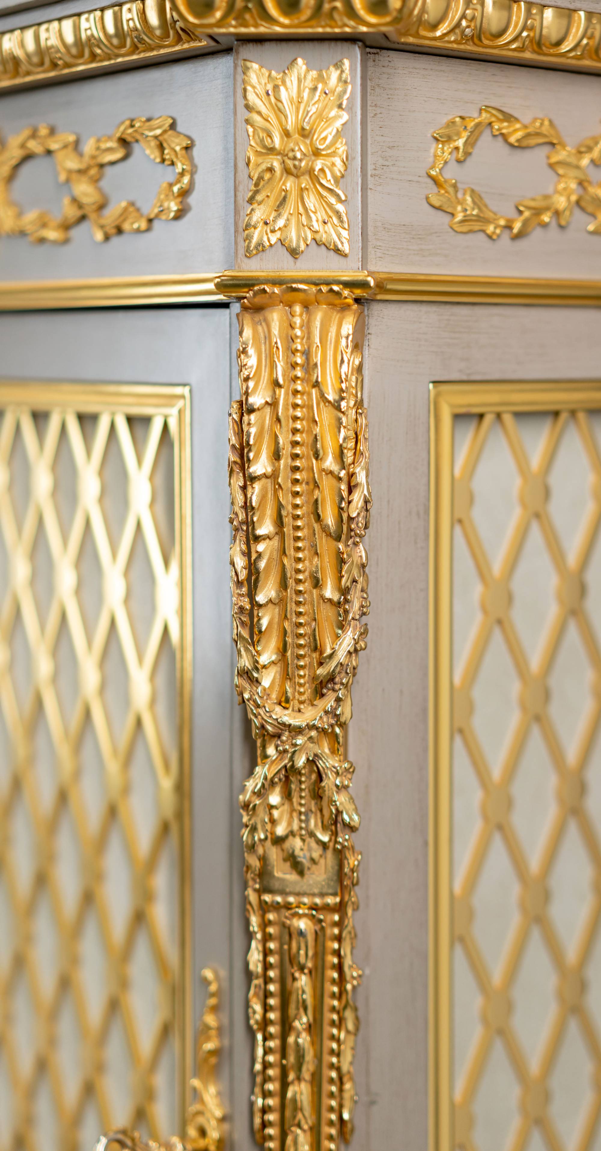 ART.567/V – The elegance of luxury classic Showcases and Bookcases made in Italy by C.G. Capelletti.