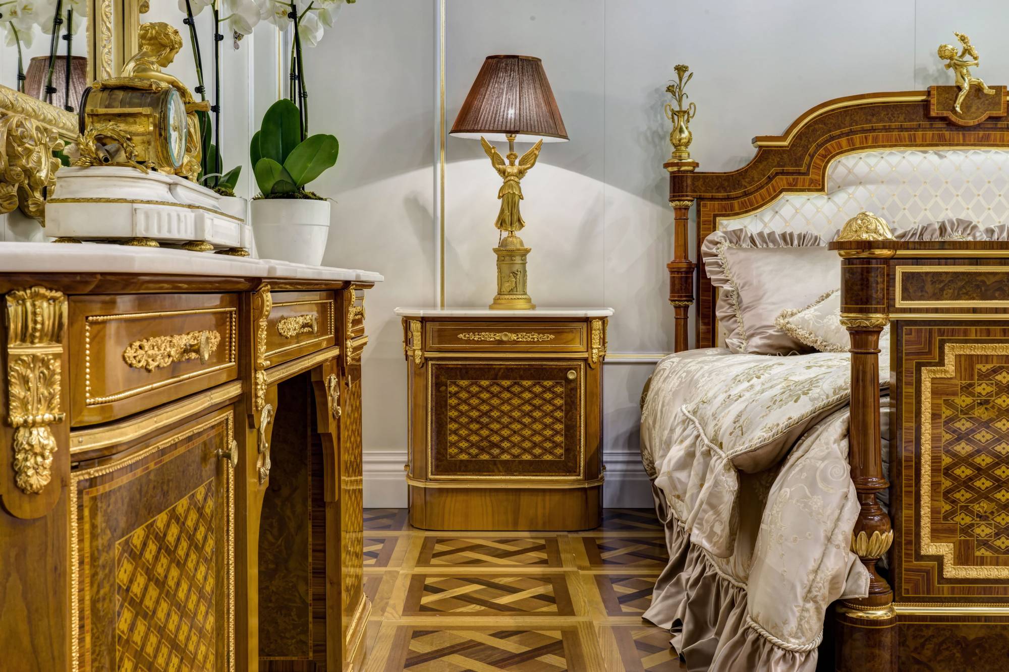 ART. 2089 – The elegance of luxury classic Bedside tables made in Italy by C.G. Capelletti.