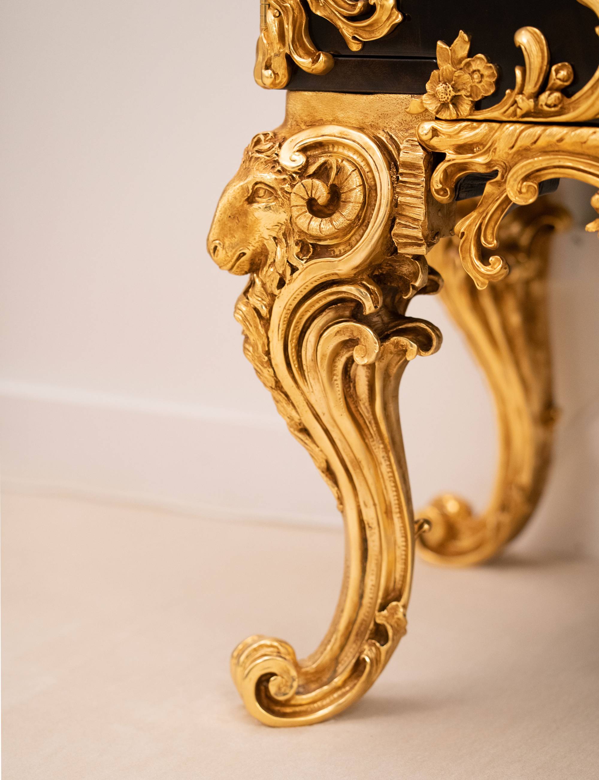 ART. 2143 – The elegance of luxury classic Chest of drawers made in Italy by C.G. Capelletti.