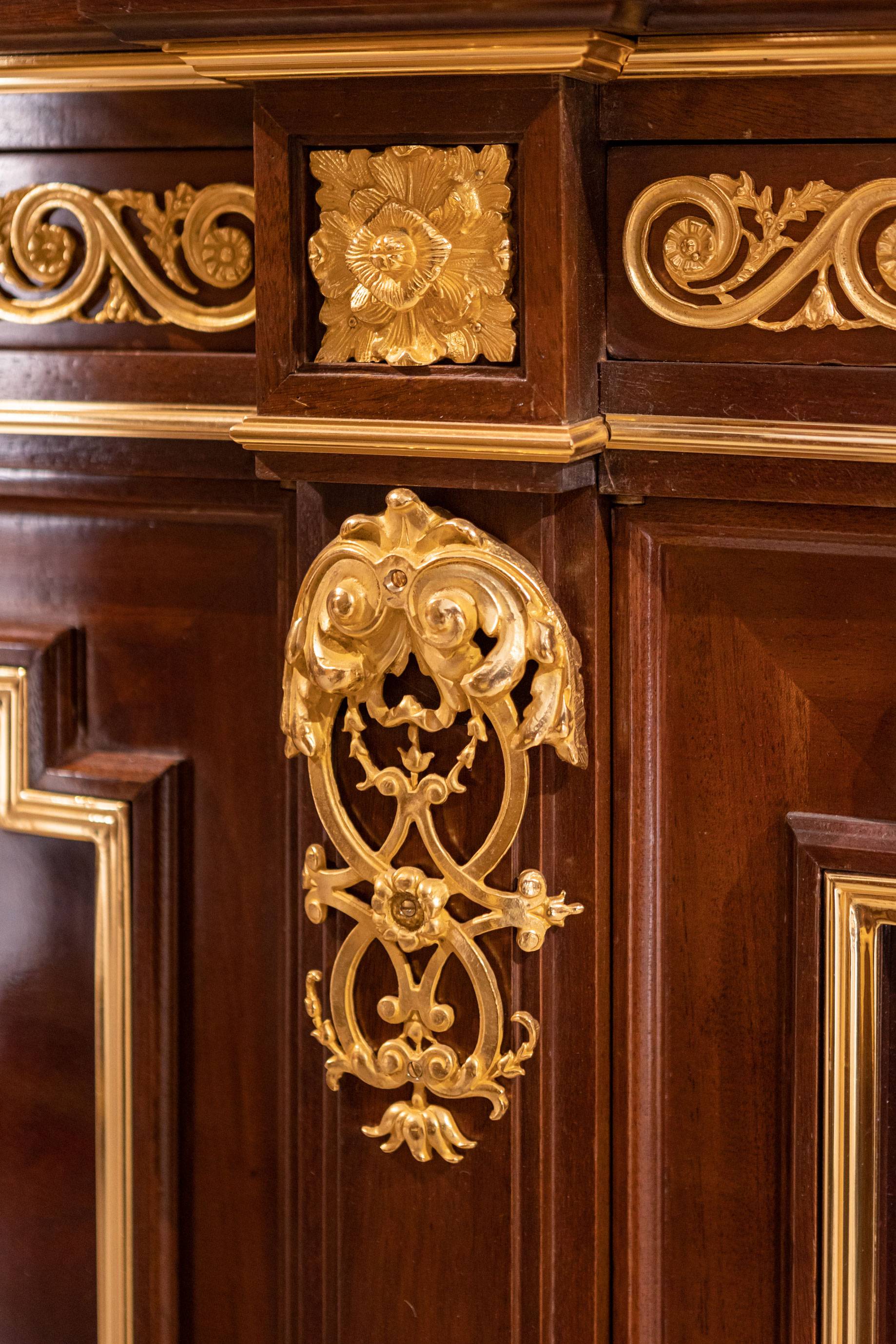 ART. 708-2 - Vetrine e Librerie di lusso in stile classico made in Italy. Design di interni italiano C.G. Capelletti