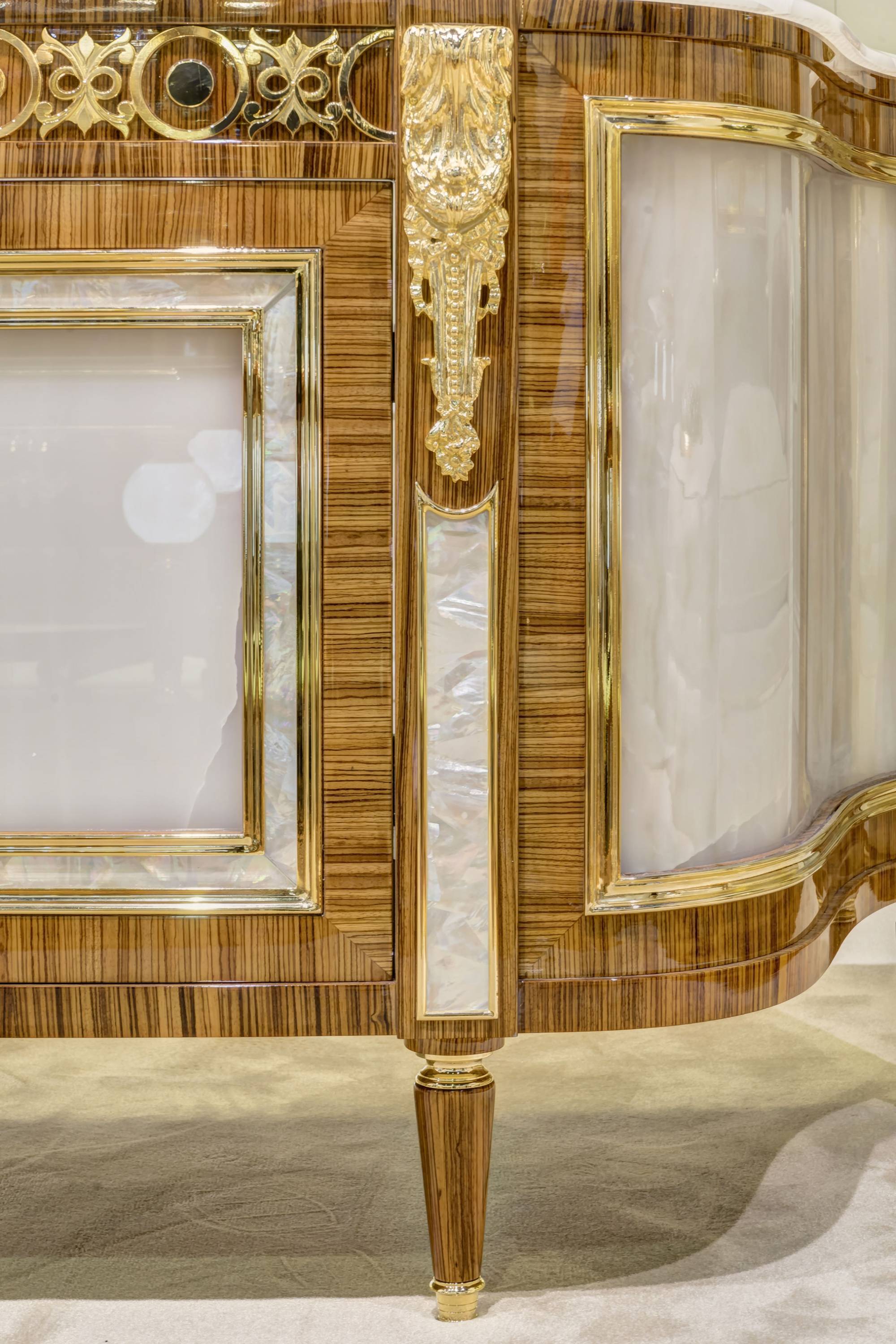 ART. 2079 - Ambienti con Credenze di lusso C.G. Capelletti in stile classico italiano