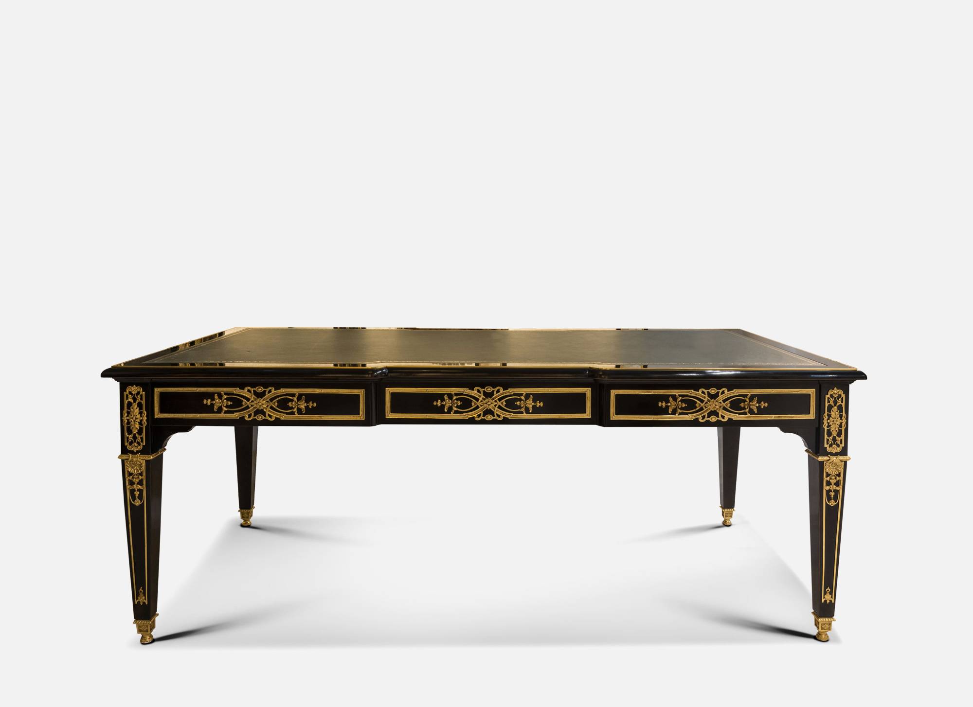 ART.1045-19 – The elegance of luxury classic Desks and writing desks made in Italy by C.G. Capelletti.