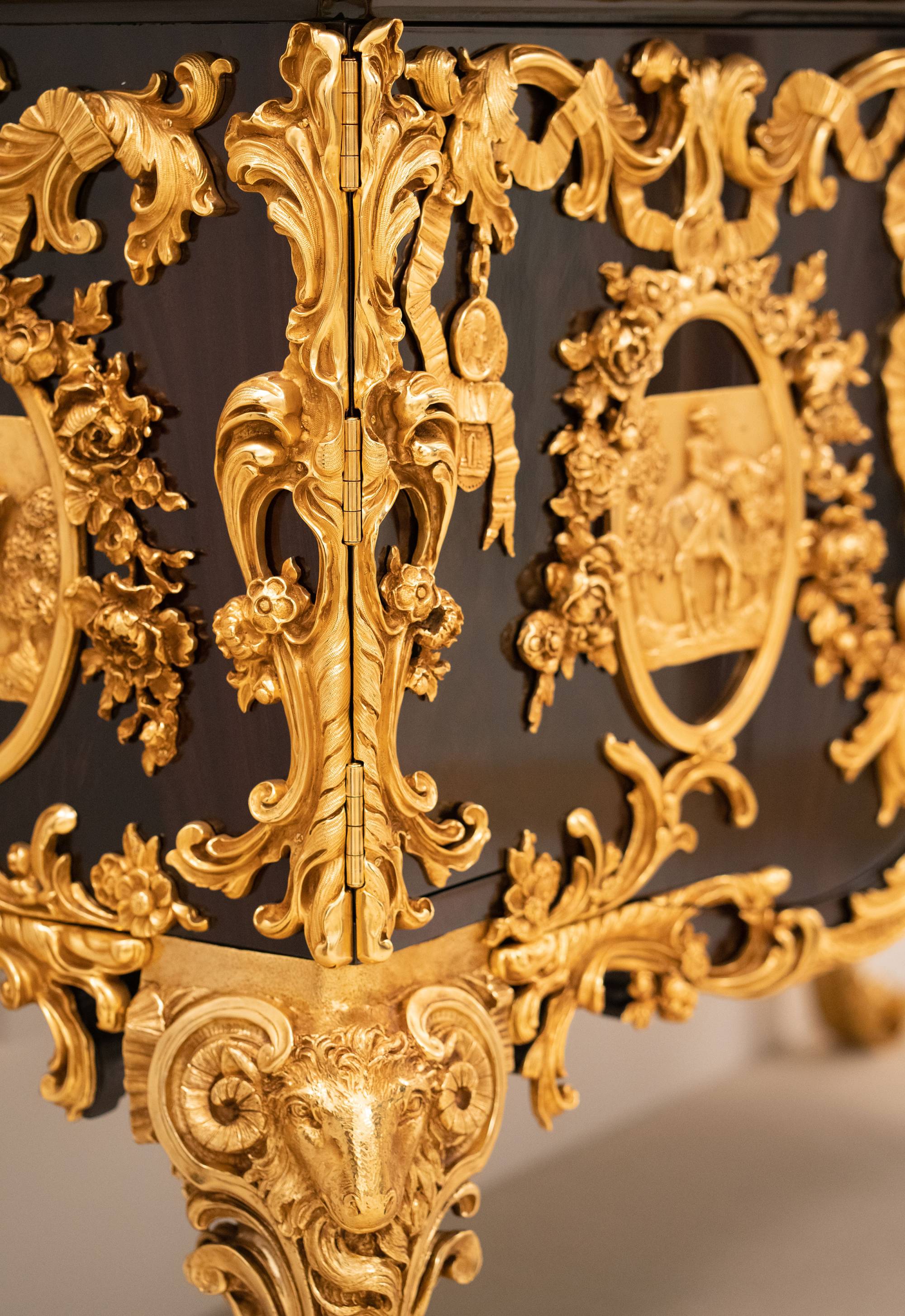 ART. 2143 – C.G. Capelletti Italian Luxury Classic Chest of drawers. Made in Italy classic interior design