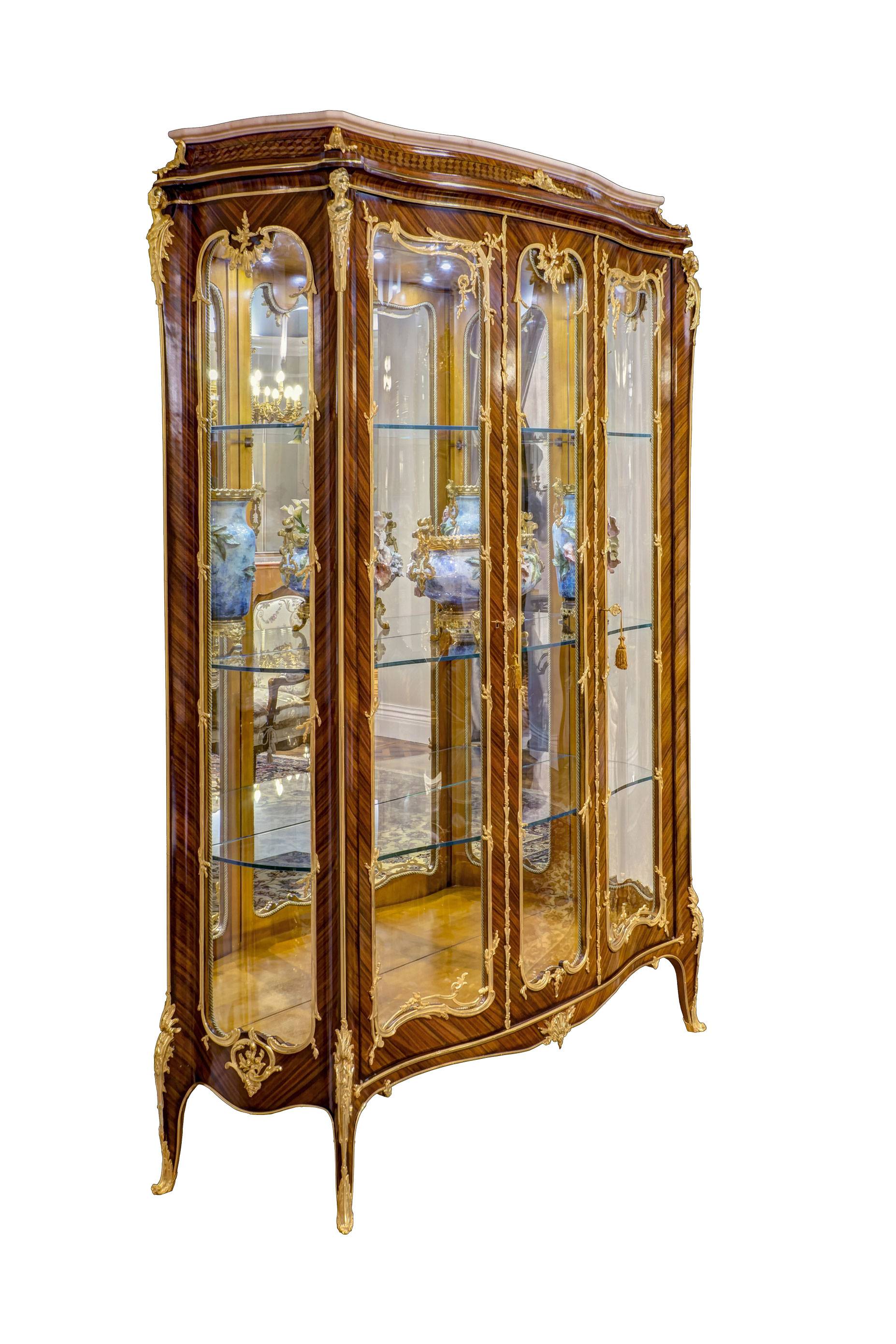 ART. 1094-4 – The elegance of luxury classic Showcases and Bookcases made in Italy by C.G. Capelletti.