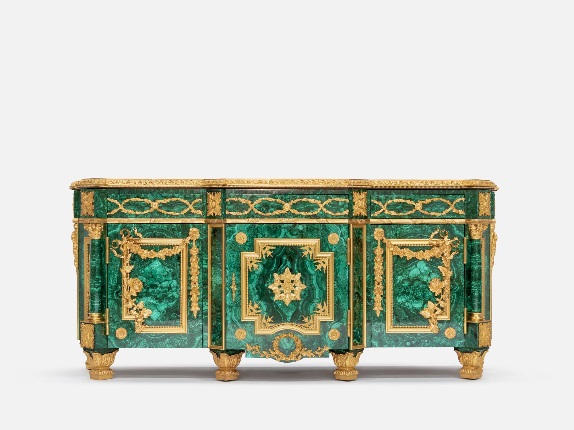 ART. 2334 - Credenze di lusso in stile classico made in Italy. Scopri l'eleganza del design di interni italiano C.G. Capelletti.