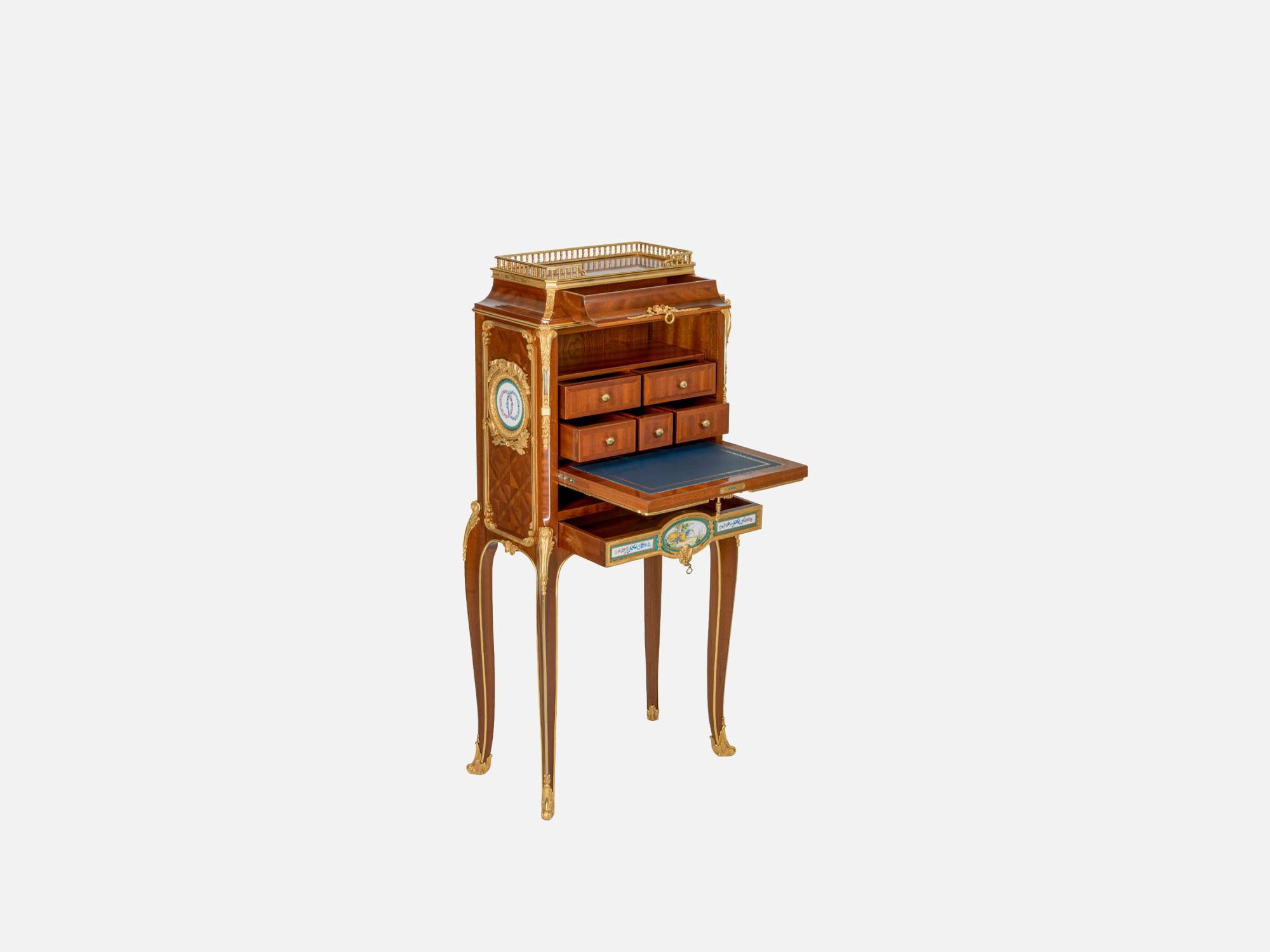 ART. 2366 &ndash; The elegance of luxury classic Desks and writing desks made in Italy by C.G. Capelletti.