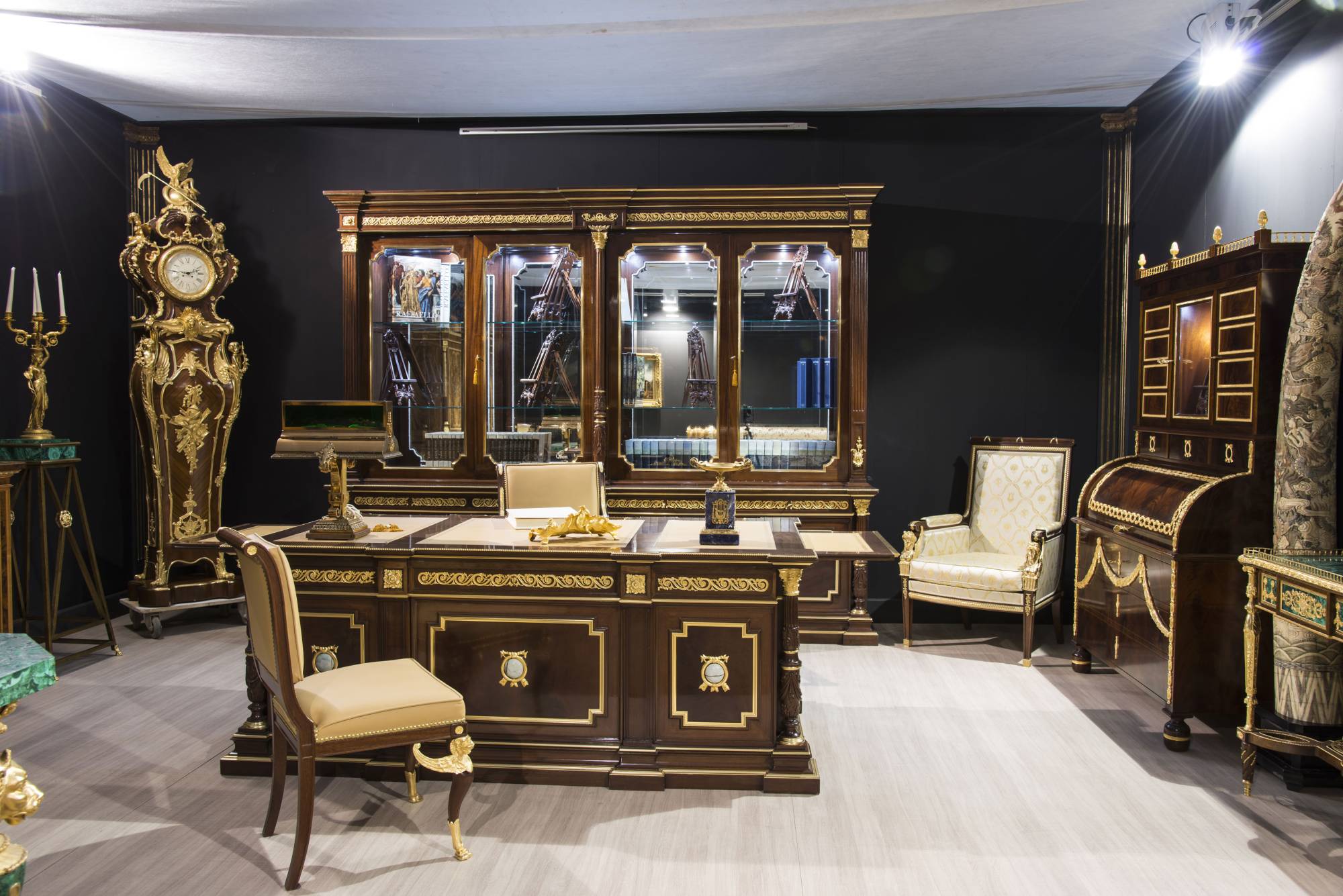 ART. 708-2 - Ambienti con Vetrine e Librerie di lusso C.G. Capelletti in stile classico italiano