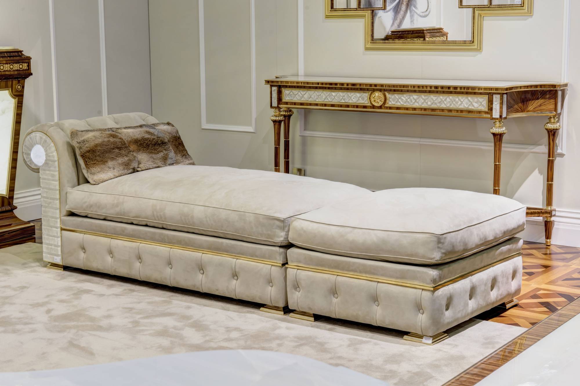 ART. 2076 – Discover the elegance of luxury classic Benches and dormeuses made in Italy by C.G. Capelletti. Luxury classic furniture that combines style and craftsmanship.
