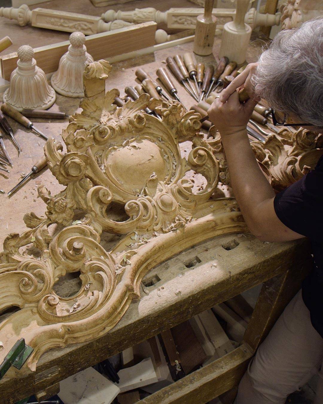 cg-capelletti-Italian-luxury-furniture-craftmanship-artigiano-intaglio-wood-1